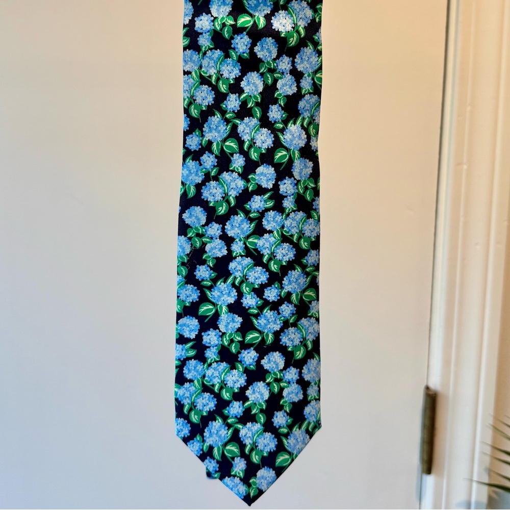 Vineyard Vines Navy and Blue Floral Tie